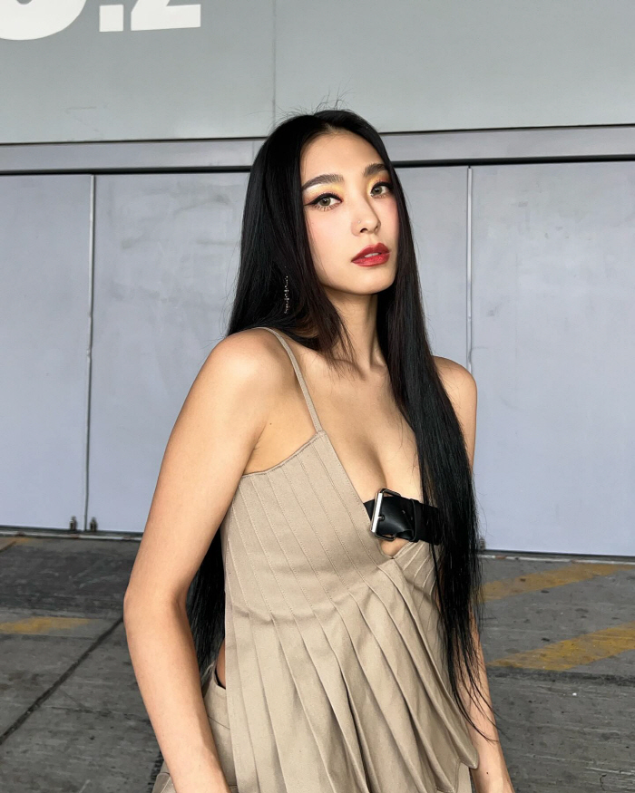 "이 노출, 감당할 수 있나"…보라, 파격 벨트 패션 '한도초과' 노출 …