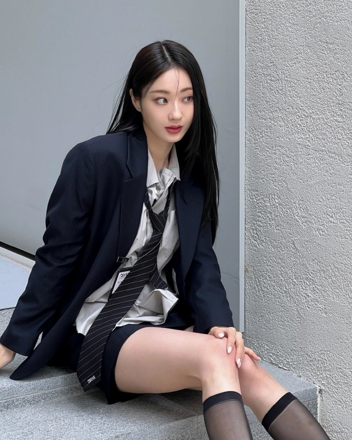 "이런 신입사원 들어온다면"…경리, 정장 스타일에도 섹시美 '물씬'