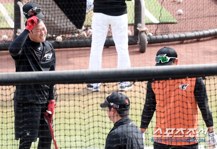 페라자가 껌딱지처럼 찰싹!  '짐승 김강민’의 슬기로운 말년 생활 [대전…