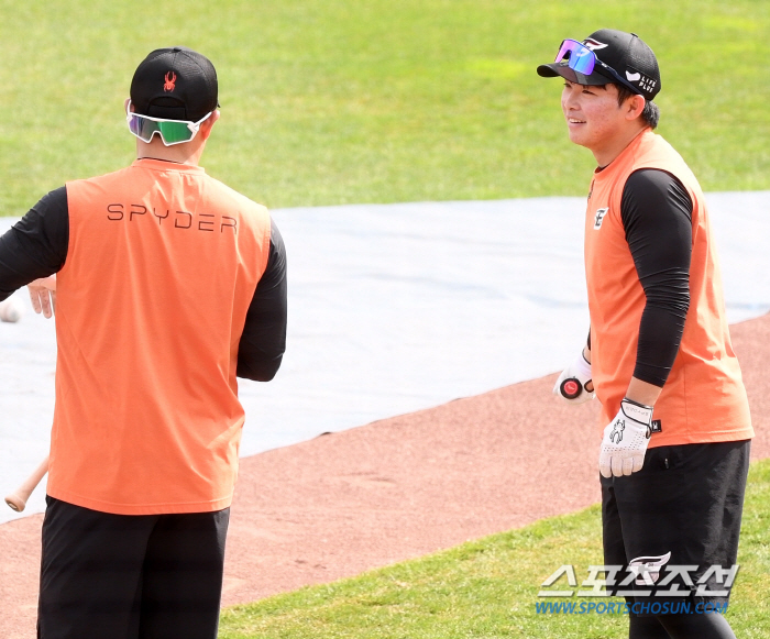 페라자가 껌딱지처럼 찰싹!  '짐승 김강민’의 슬기로운 말년 생활 [대전…