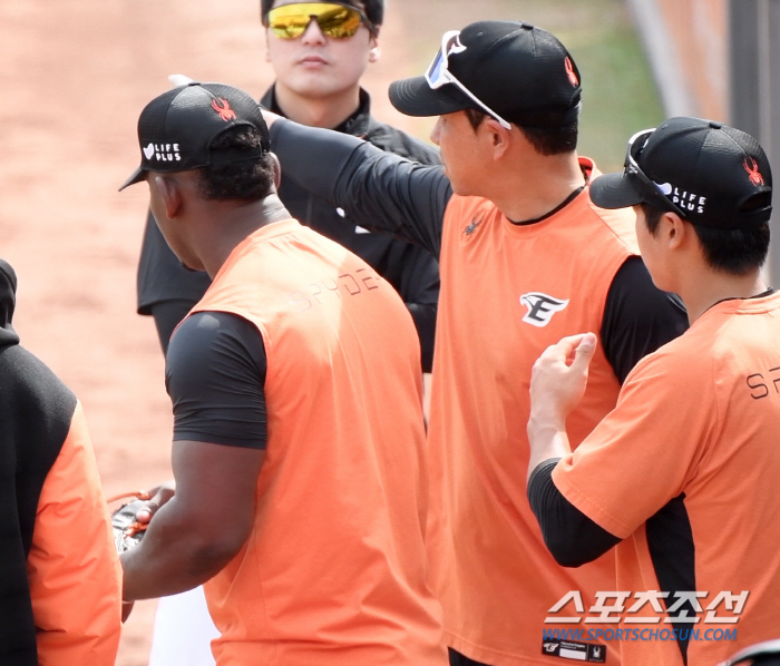 페라자가 껌딱지처럼 찰싹!  '짐승 김강민’의 슬기로운 말년 생활 [대전…
