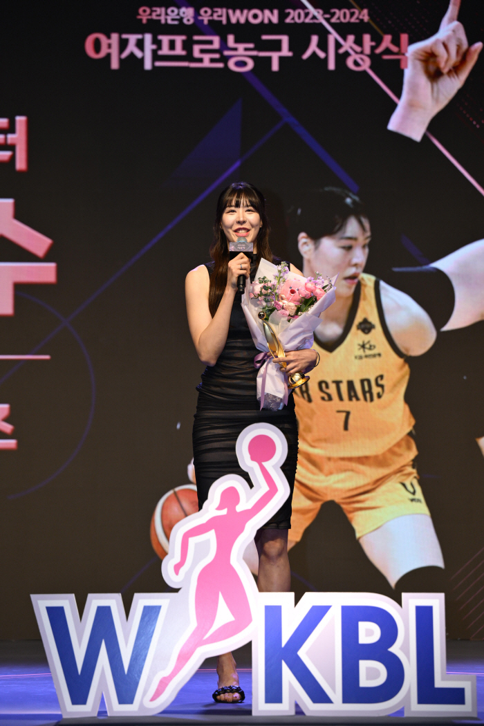 '공황장애' 극복, 화려한 부활 박지수 MVP+역대 최초 8관왕 . 챔프…