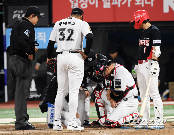 KT 포수 장성우 파울타구에 오른팔 맞아 교체. '포수 강백호' 등판 빨…