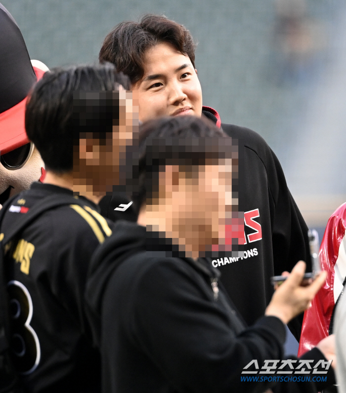 팬들 속 어디서 많이 보던 사람이? '장꾸력' 폭발한 쌍둥이 토종 에이스…
