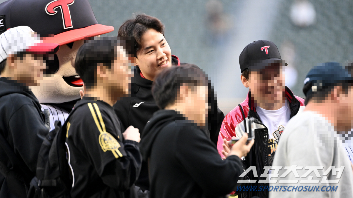 팬들 속 어디서 많이 보던 사람이? '장꾸력' 폭발한 쌍둥이 토종 에이스…