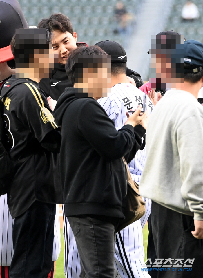 팬들 속 어디서 많이 보던 사람이? '장꾸력' 폭발한 쌍둥이 토종 에이스…