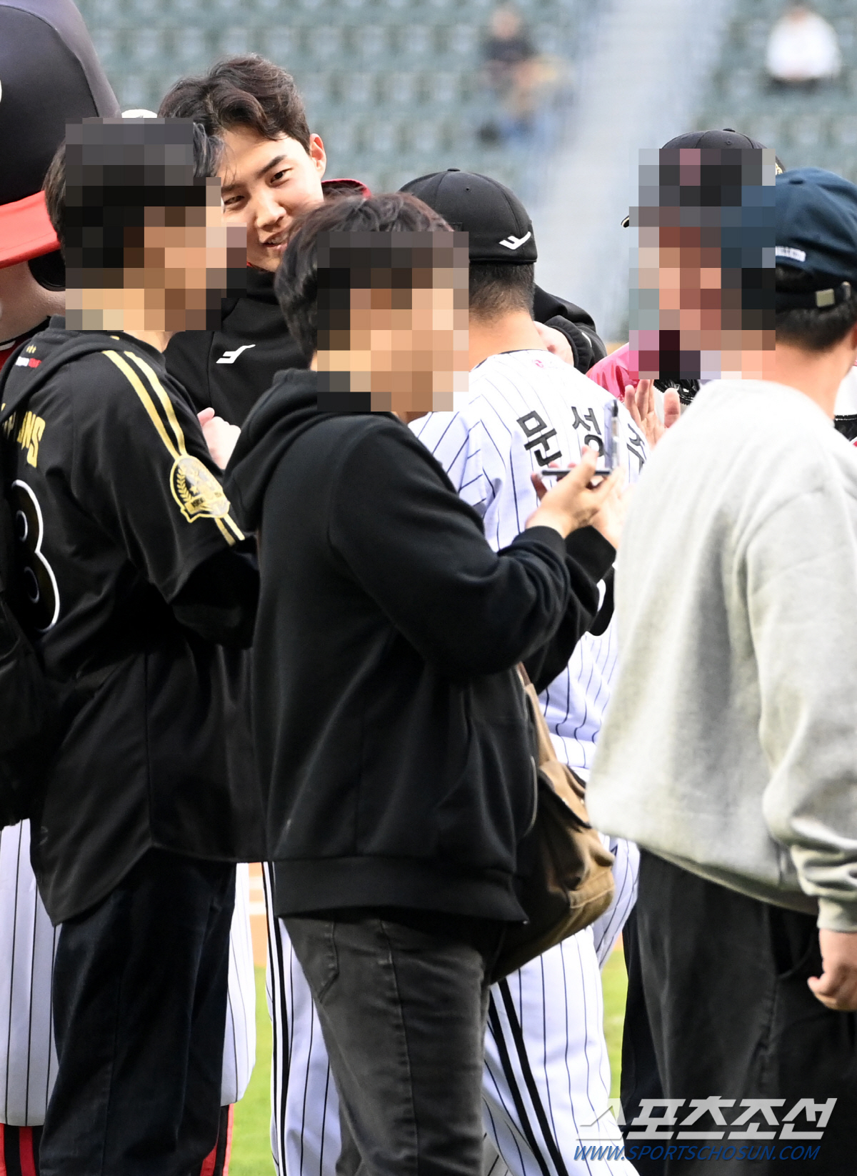 팬들 속 어디서 많이 보던 사람이? '장꾸력' 폭발한 쌍둥이 토종 에이스…