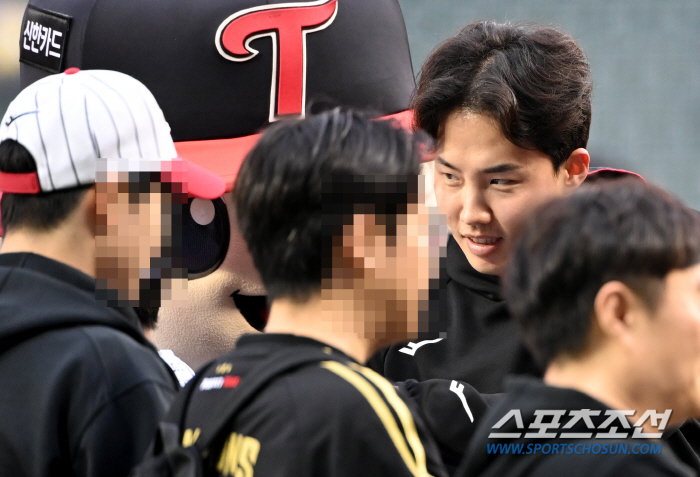 팬들 속 어디서 많이 보던 사람이? '장꾸력' 폭발한 쌍둥이 토종 에이스…