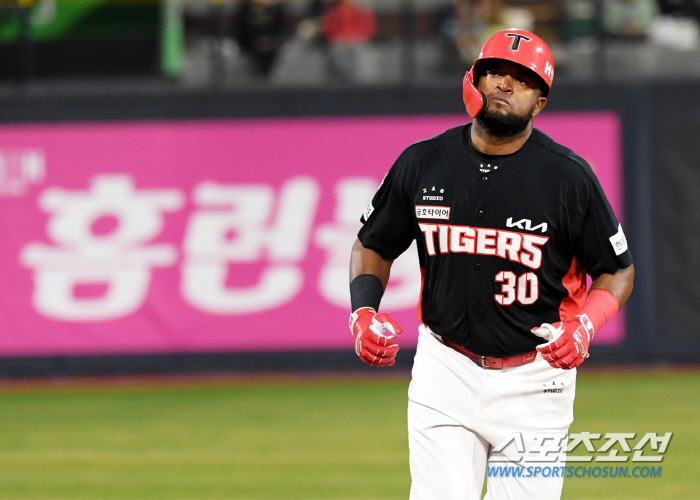 '호랑이와 함께 무관심 세리머니' KBO 3년 차 소크라테스도 당황한 순…