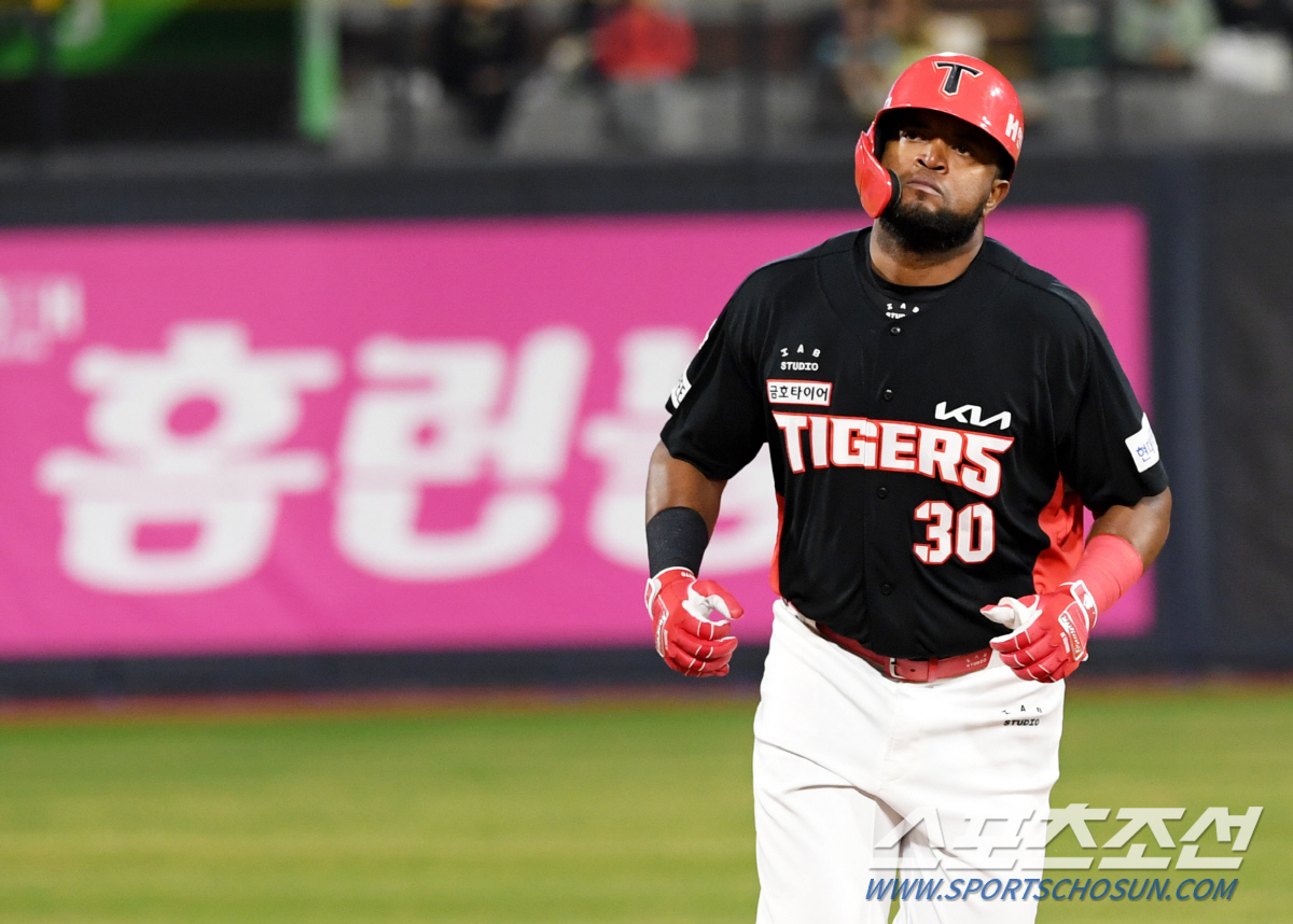 '호랑이와 함께 무관심 세리머니' KBO 3년 차 소크라테스도 당황한 순…