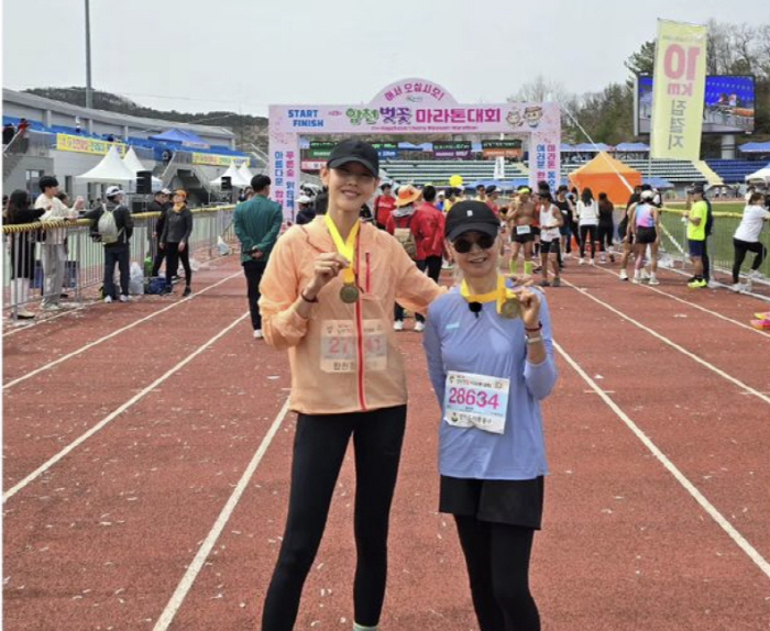한혜진, 母와 함께 마라톤 완주.."엄마 느린 발에 마음 '쿵' 내려앉아…