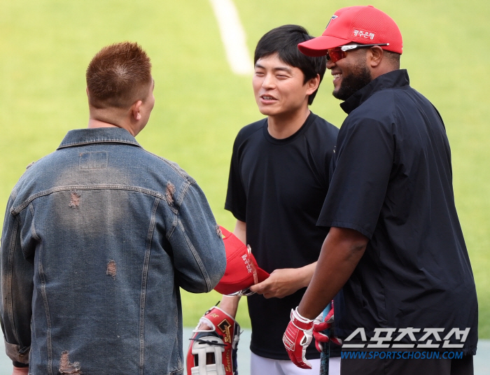 양준혁 품에 안긴 최형우, 오승환 팔뚝에 놀란 나지완...두 사람이 광주…