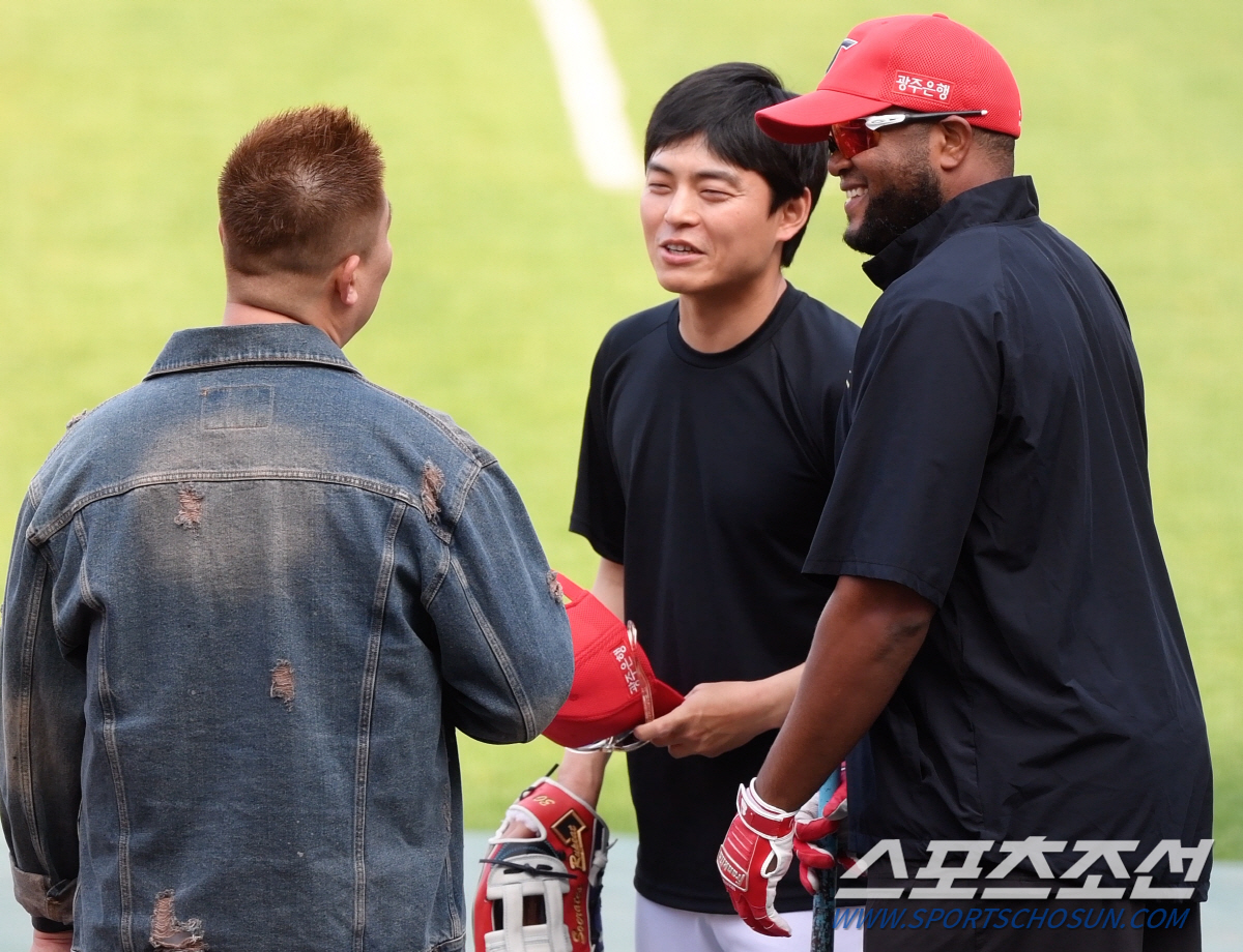 양준혁 품에 안긴 최형우, 오승환 팔뚝에 놀란 나지완...두 사람이 광주…