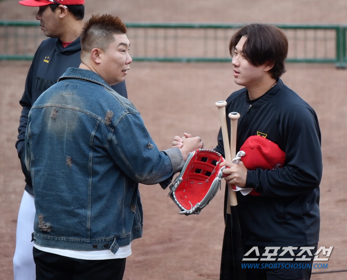 양준혁 품에 안긴 최형우, 오승환 팔뚝에 놀란 나지완...두 사람이 광주…
