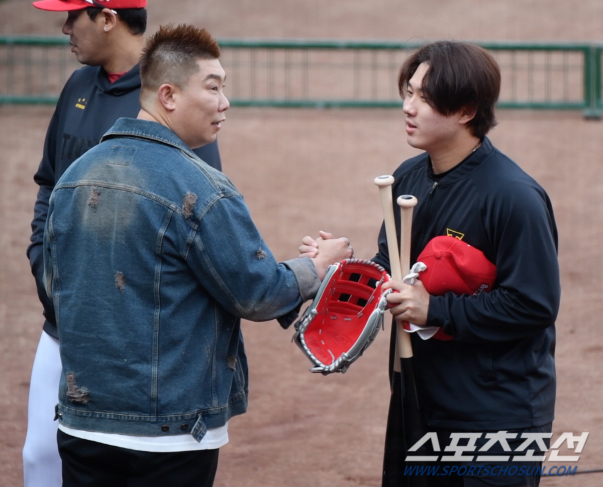 양준혁 품에 안긴 최형우, 오승환 팔뚝에 놀란 나지완...두 사람이 광주…