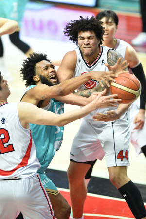 KT, 6강전 1승 먼저 건졌다…현대모비스와 혈투 끝에 93-90 진땀승