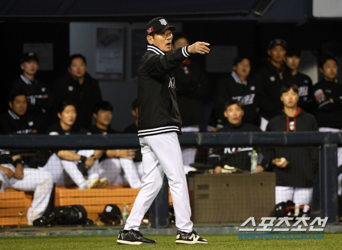 '글러브 맞고 파울 지역으로 굴렀는데 단타라고?' 이강철 감독, 비디오 …