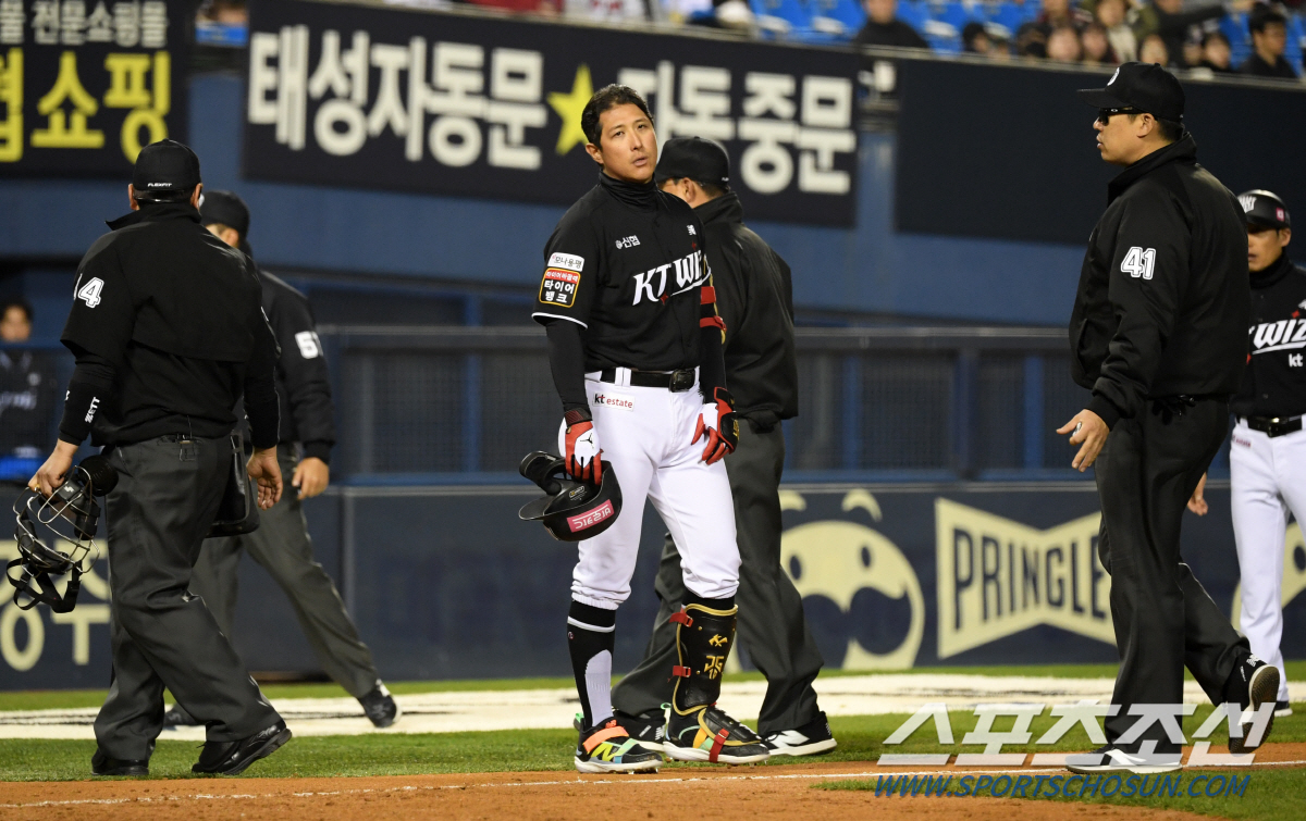 '글러브 맞고 파울 지역으로 굴렀는데 단타라고?' 이강철 감독, 비디오 …