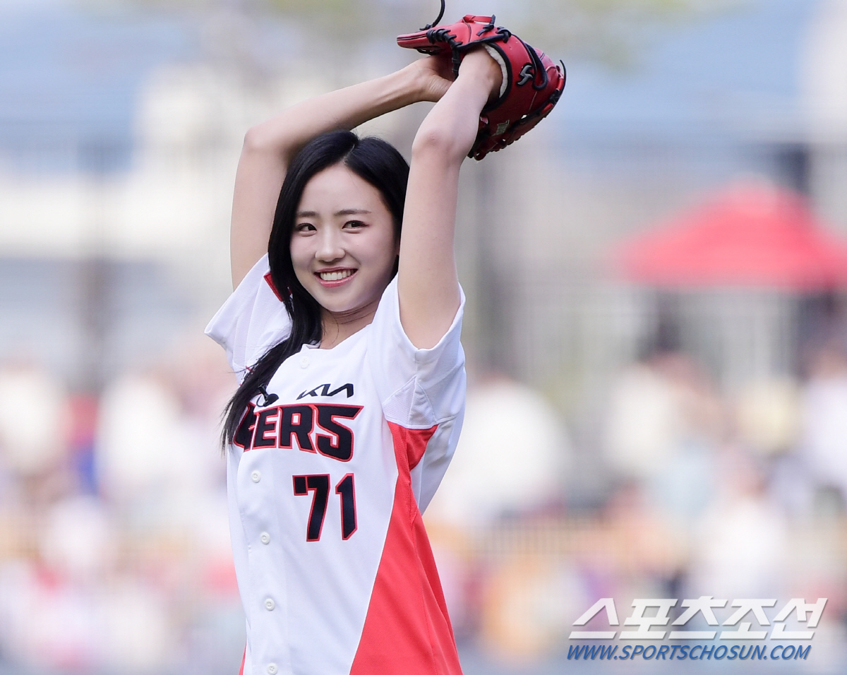'꽃감독도 흐뭇' KIA 찐팬 아나운서의 열정 넘치는 시구 [광주 스케치…