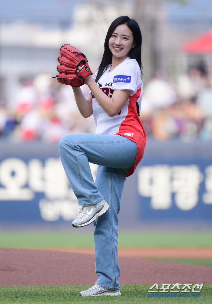 '꽃감독도 흐뭇' KIA 찐팬 아나운서의 열정 넘치는 시구 [광주 스케치…