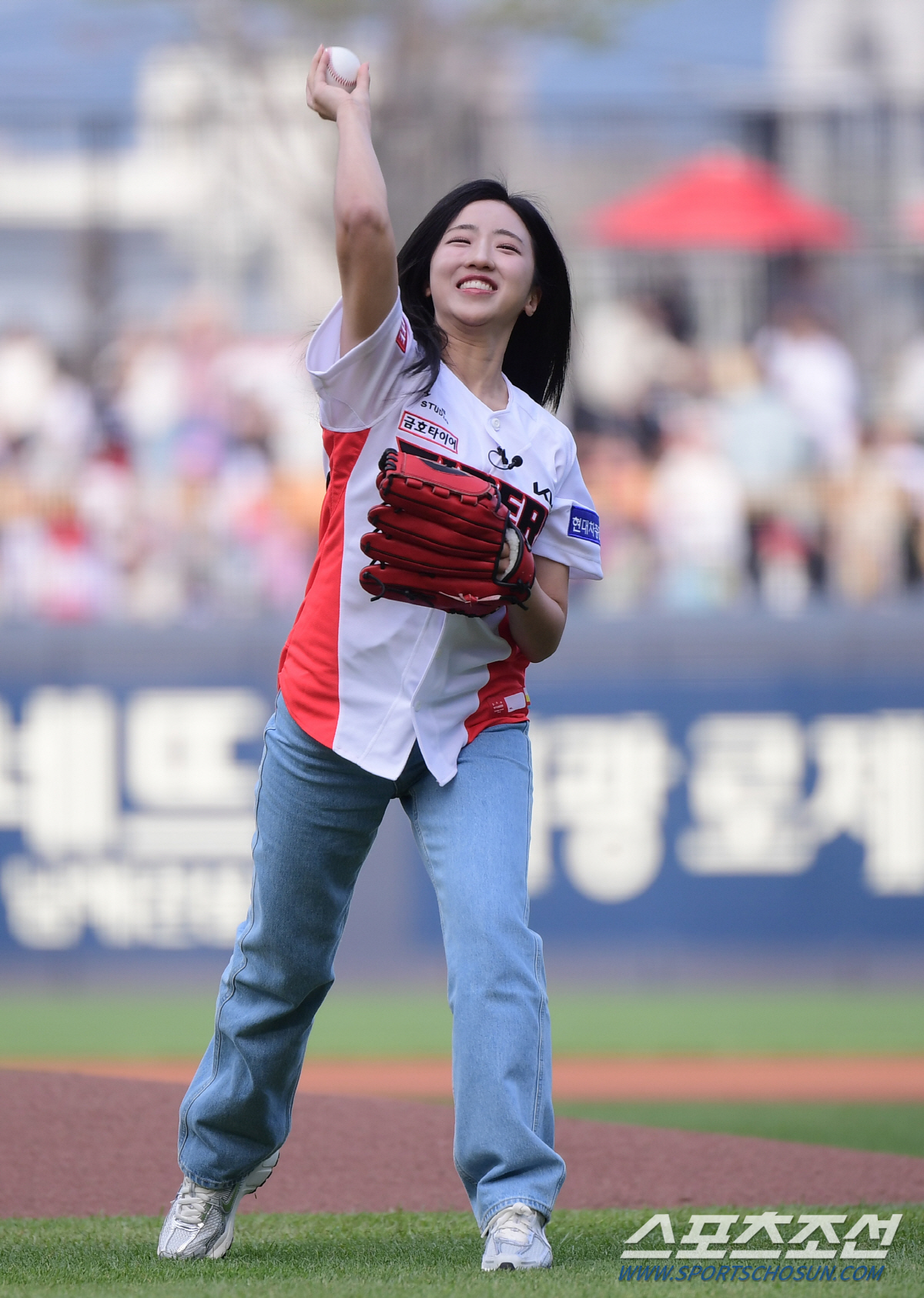 '꽃감독도 흐뭇' KIA 찐팬 아나운서의 열정 넘치는 시구 [광주 스케치…