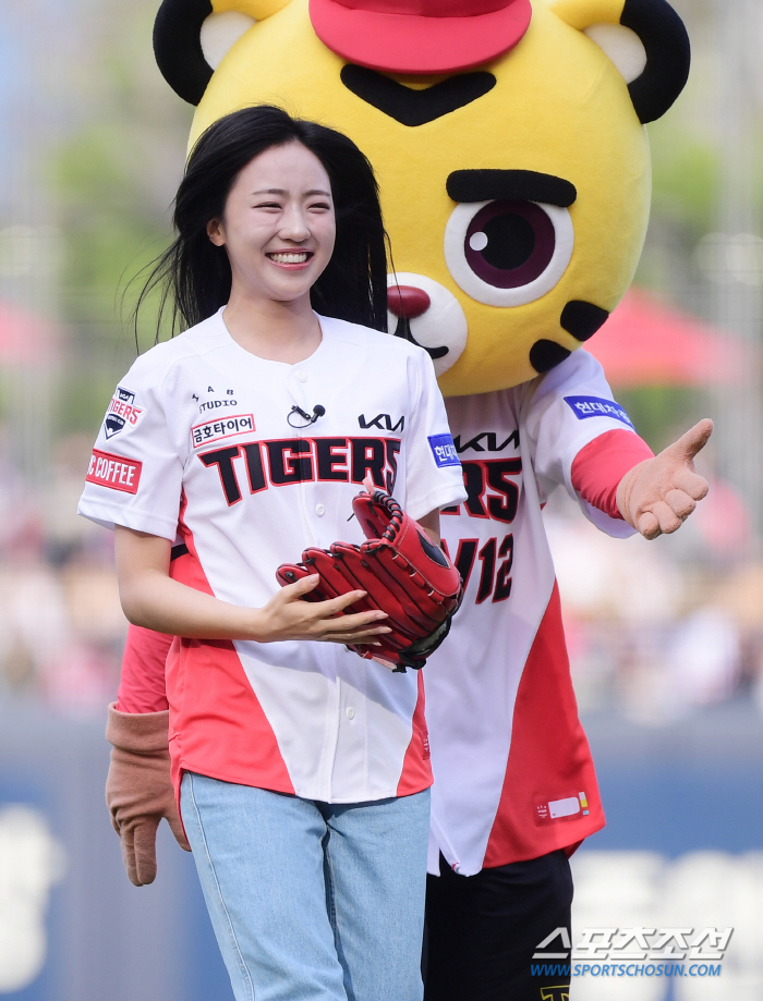 '꽃감독도 흐뭇' KIA 찐팬 아나운서의 열정 넘치는 시구 [광주 스케치…