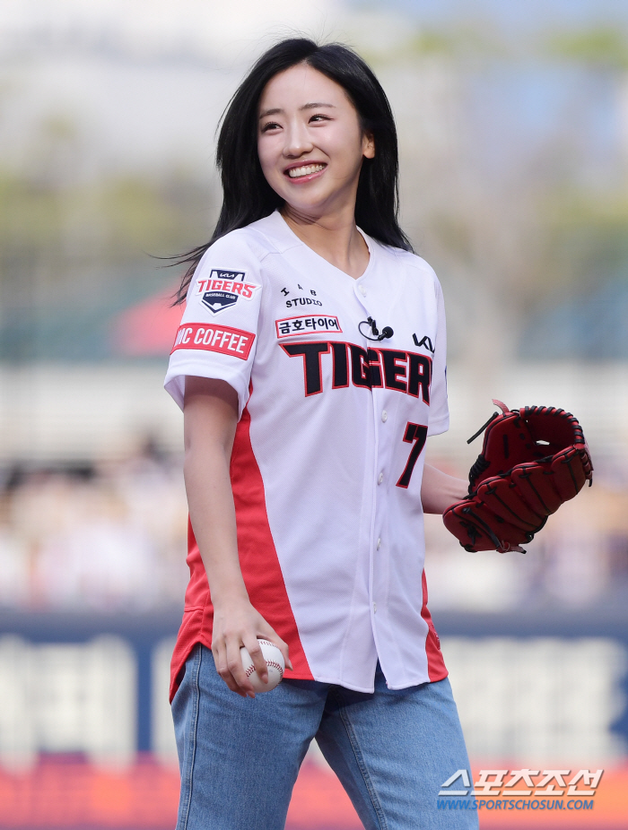 '꽃감독도 흐뭇' KIA 찐팬 아나운서의 열정 넘치는 시구 [광주 스케치…