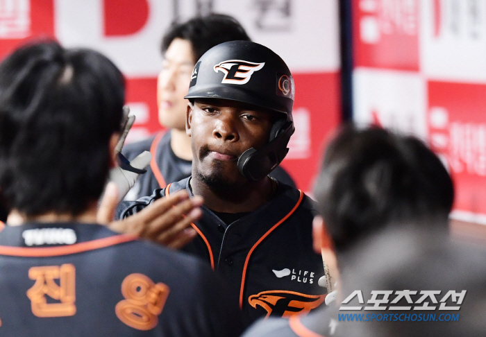 '같은 팀이어도 경쟁해야해' 노시환 따라오자, 페라자 도망가다...시즌 …