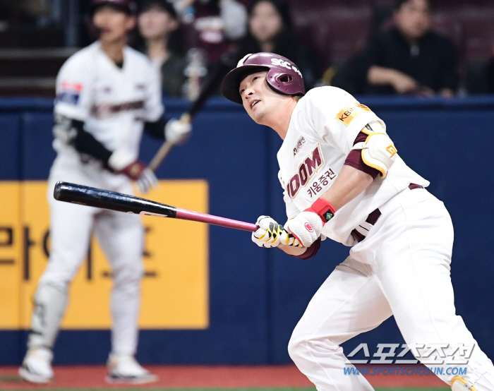 '현실인지 볼을 꼬집어봤다' 1약이라던 키움, 파죽의 6연승...한화 첫…