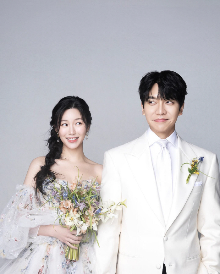 "세 가족이 된 우리"..이다인♥이승기, 결혼 1주년 자축→딸 최초 공개