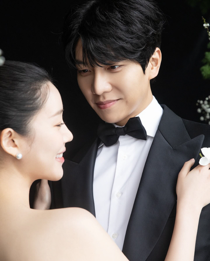 "세 가족이 된 우리"..이다인♥이승기, 결혼 1주년 자축→딸 최초 공개