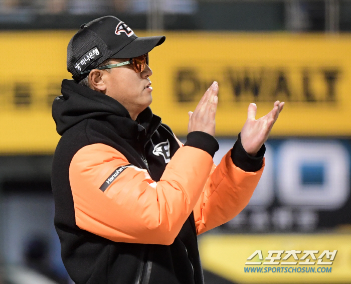 연승 끊고, 연패 빠뜨린 2번의 병살타...감독은 또 감쌌다, 그러자 속…