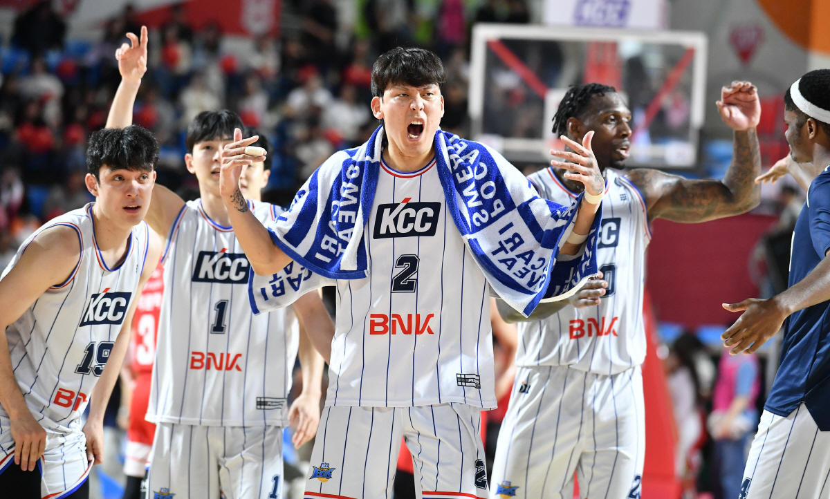 "끝내자"vs"어림없다"6강 3차전 KCC-SK의 '확률 100% 동상이…