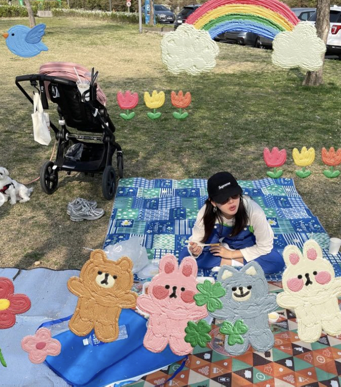 손예진, 유모차 끌고 현빈♥·아들과 봄 나들이…행복한 주말 일상