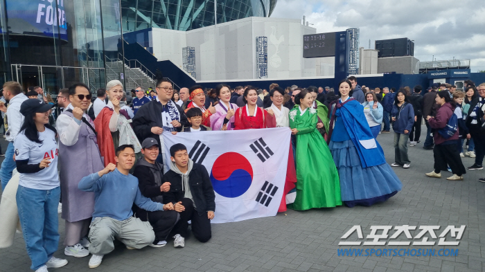 [토트넘현장]'특별 프로그램북+한복 모델+사물놀이까지' 손흥민 토트넘 4…