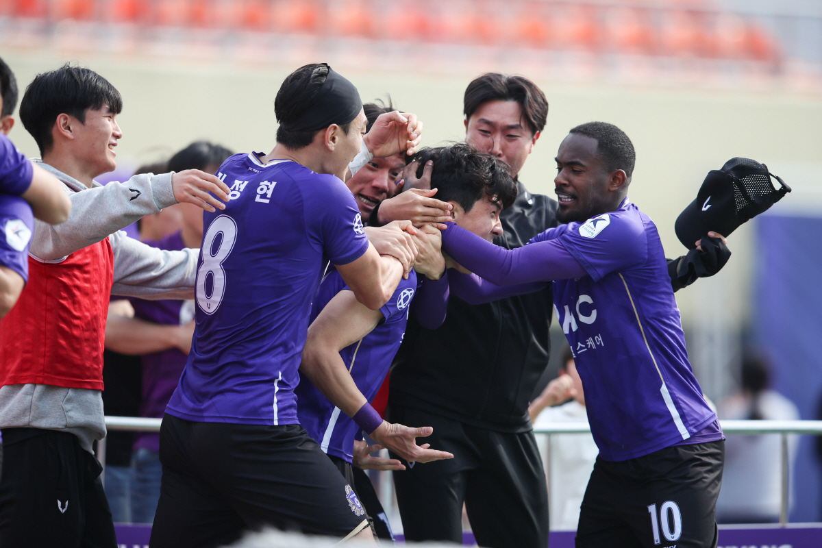 "투표하고 K리그2 보러 가자" 수원, 첫 선두 등극 기회…벌써부터 역대…
