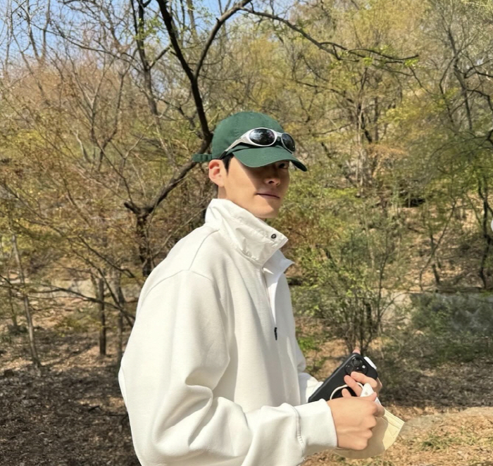동네 뒷산에 김우빈이? 환한 미소 지으며 봄볕 받는 '은혜로운 미모'