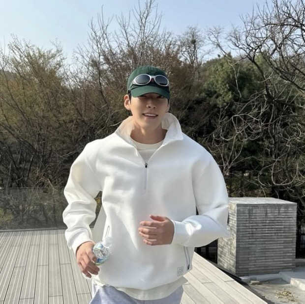 동네 뒷산에 김우빈이? 환한 미소 지으며 봄볕 받는 '은혜로운 미모'