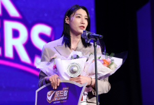 '배구황제' 김연경, 역대 최다 6번째 MVP 수상 