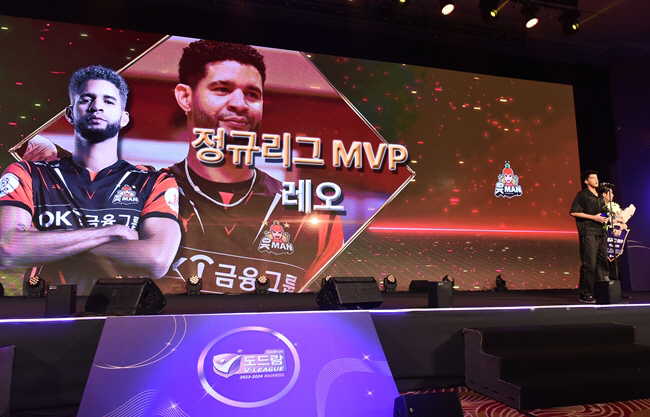 '배구황제' 김연경, 역대 최다 6번째 MVP 수상 "다음 시즌에도 뜁니…