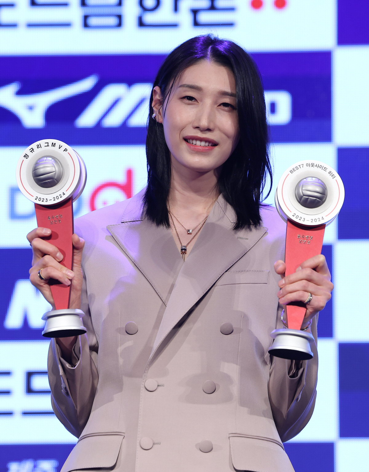 '황제' 김연경이 밝힌 은퇴 미룬 이유 "시즌 중반에 결심 굳혔다"[현장…