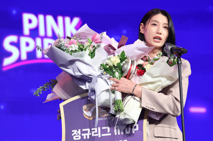 '황제' 김연경이 밝힌 은퇴 미룬 이유 "시즌 중반에 결심 굳혔다"[현장…