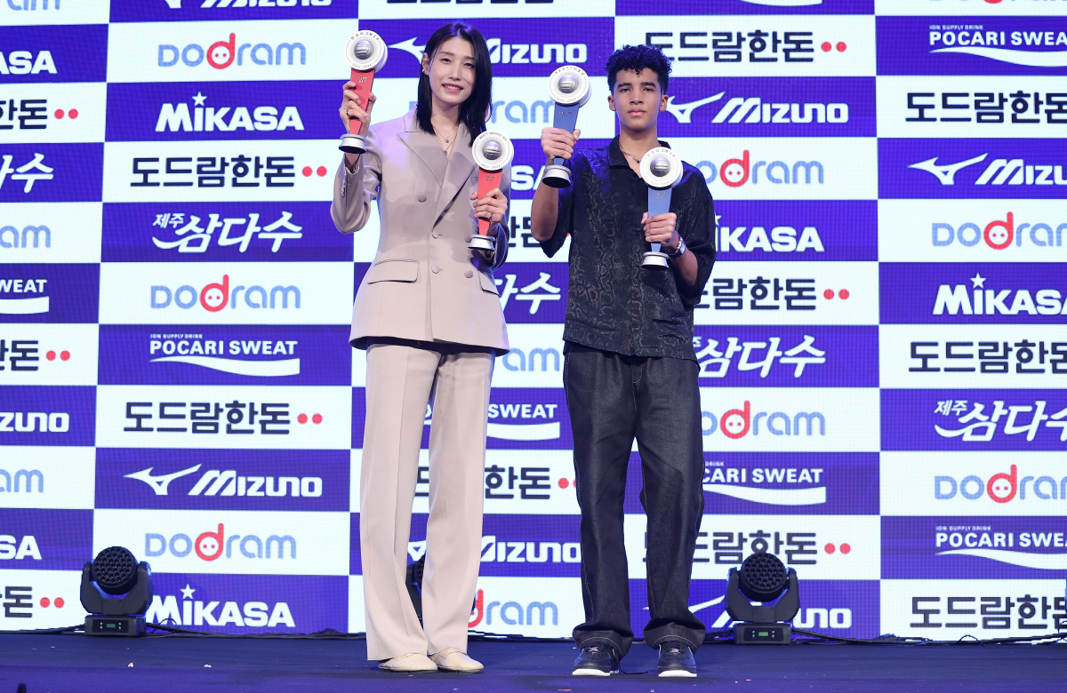 '황제' 김연경이 밝힌 은퇴 미룬 이유 "시즌 중반에 결심 굳혔다"[현장…