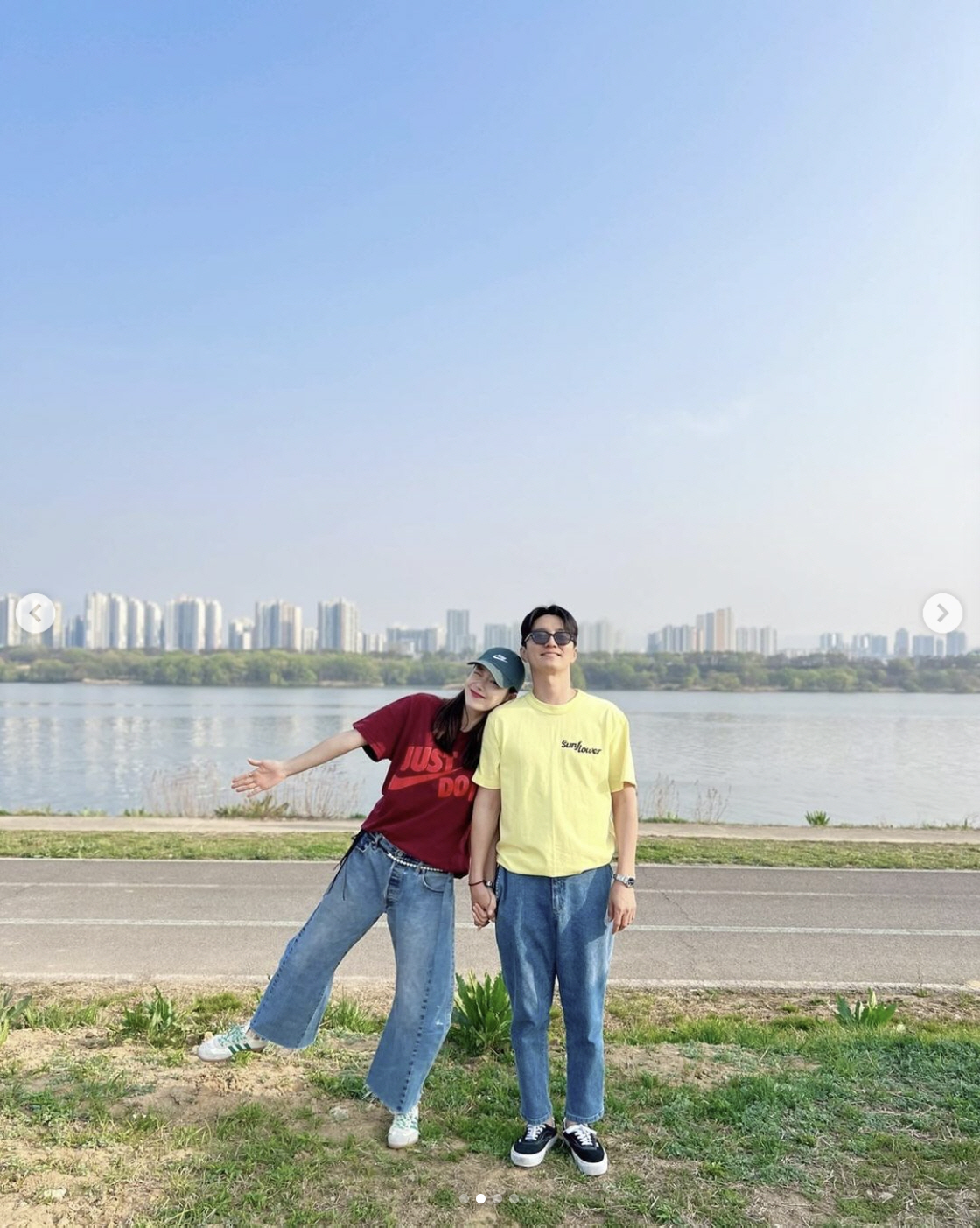 소이현♥인교진, 두 손 꼭 잡고 애틋...10년차 잉꼬 부부의 사랑법