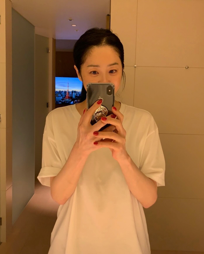 고현정 "늦어서 미안해요"..'민낯 거울 셀카'에 난리 난 반응