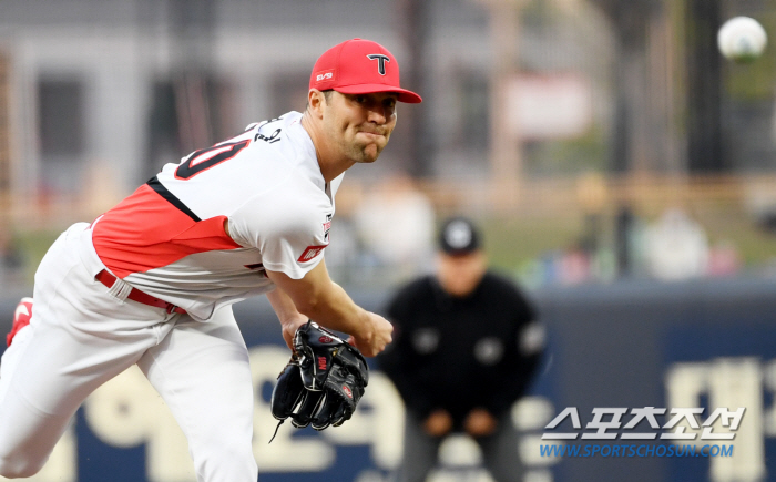 'MVP 페디 향기 솔솔' 난공불락 스위퍼 앞세워 시즌 3승 올린 네일.…
