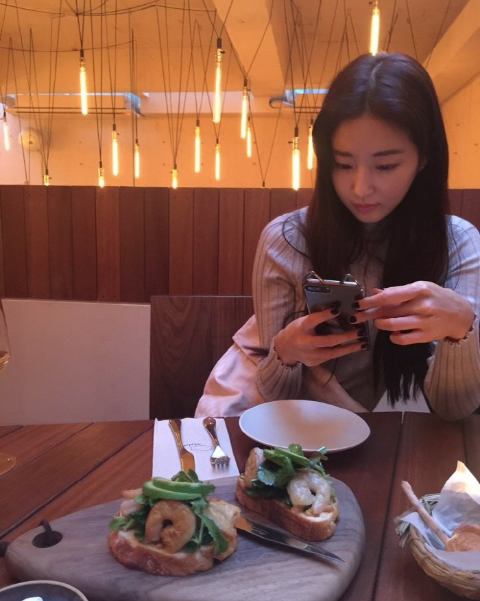 "이 미모, 20대가 아니라고?"…배우 김사랑, 그냥 막 찍어도 화보컷