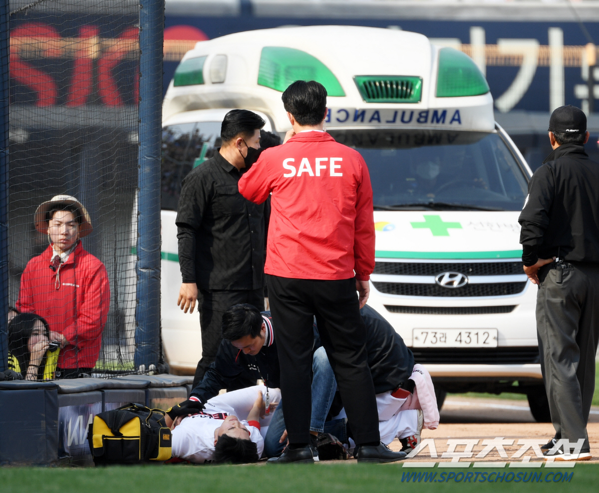 '순간 2만500명이 숙연' 안전만을 기원했다. 박민 파울타구 전력질주하…