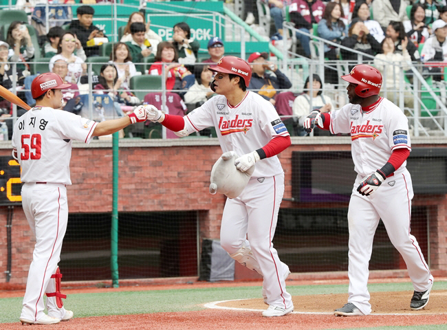 '한유섬 홈런 선두+이지영 쐐기타까지' SSG, 키움 잡고 3연패 후 2…