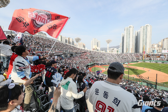 '2만2758명' 가득 찼다! 부산의 봄은 역시 '야구'…롯데, 올해 2…